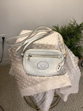 Vintage Roots Canada White Pebbled Leather Crossbody Camera Bag